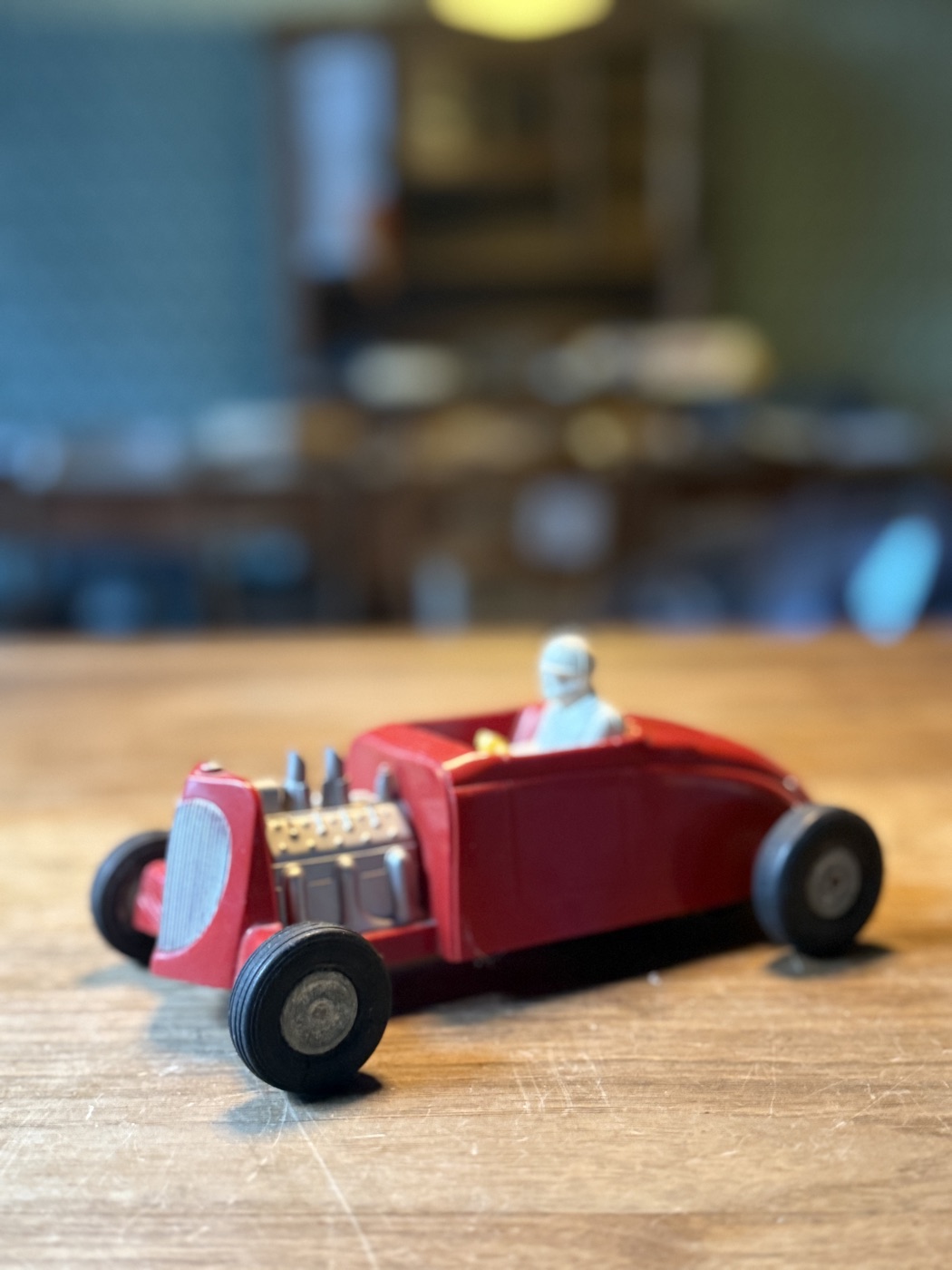 Hot Rod Modell rot · mit Fahrerfigur
