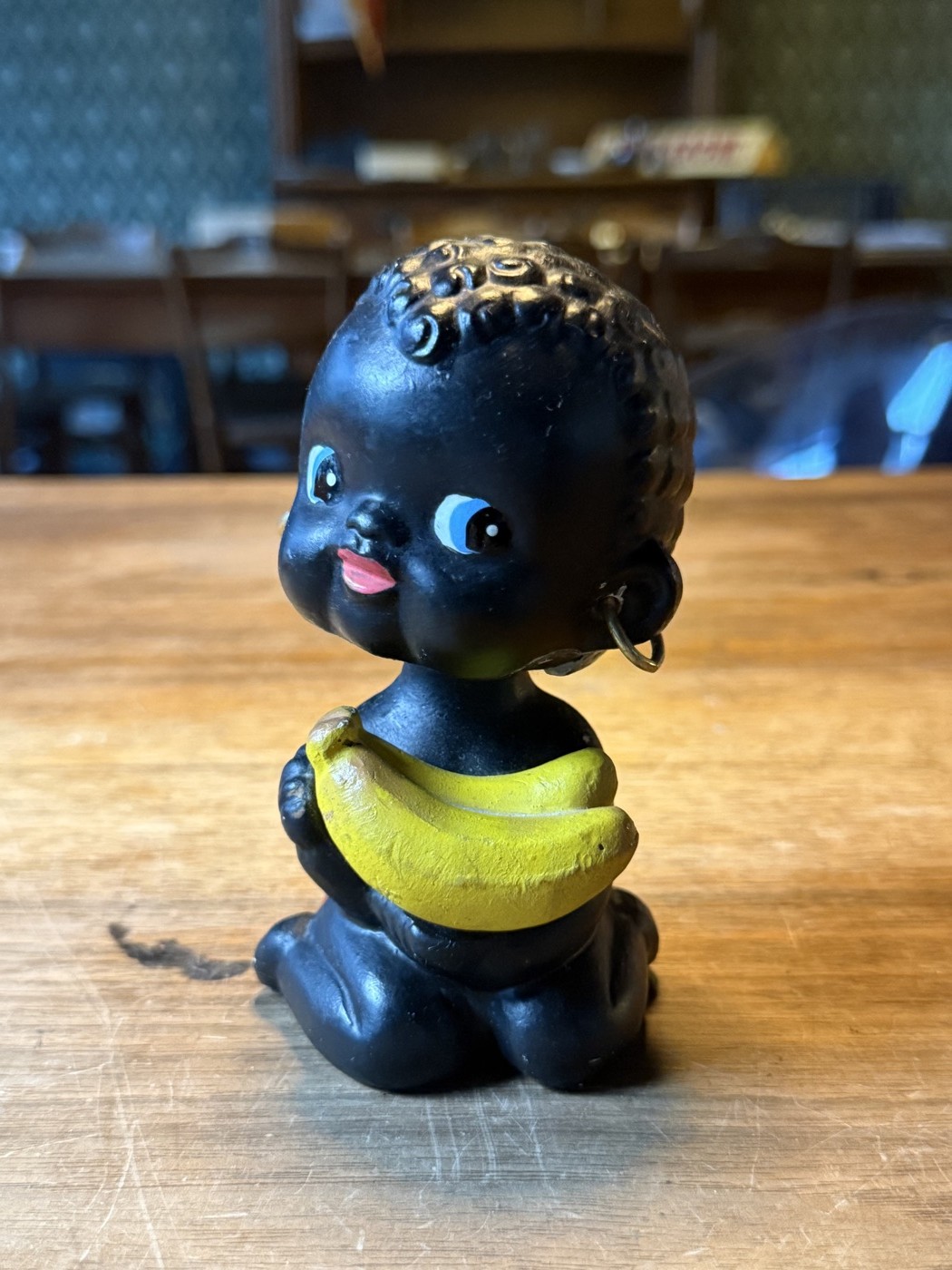 Figur eines Kindes mit Banane · Zeitdokument um 1930