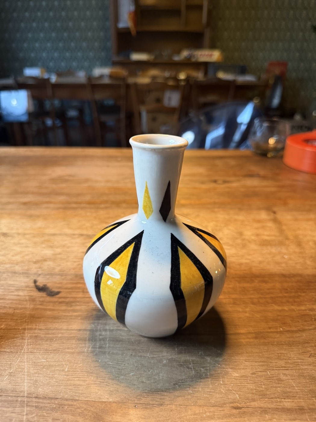 Kleine Vase mit Streifendekor