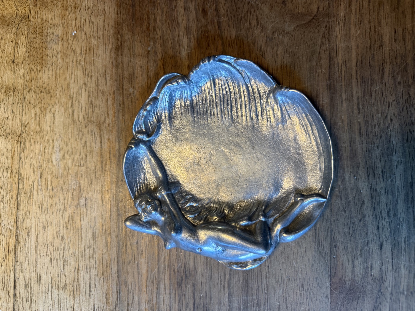 Aluschale in Muschelform · mit liegendem weiblichem Akt