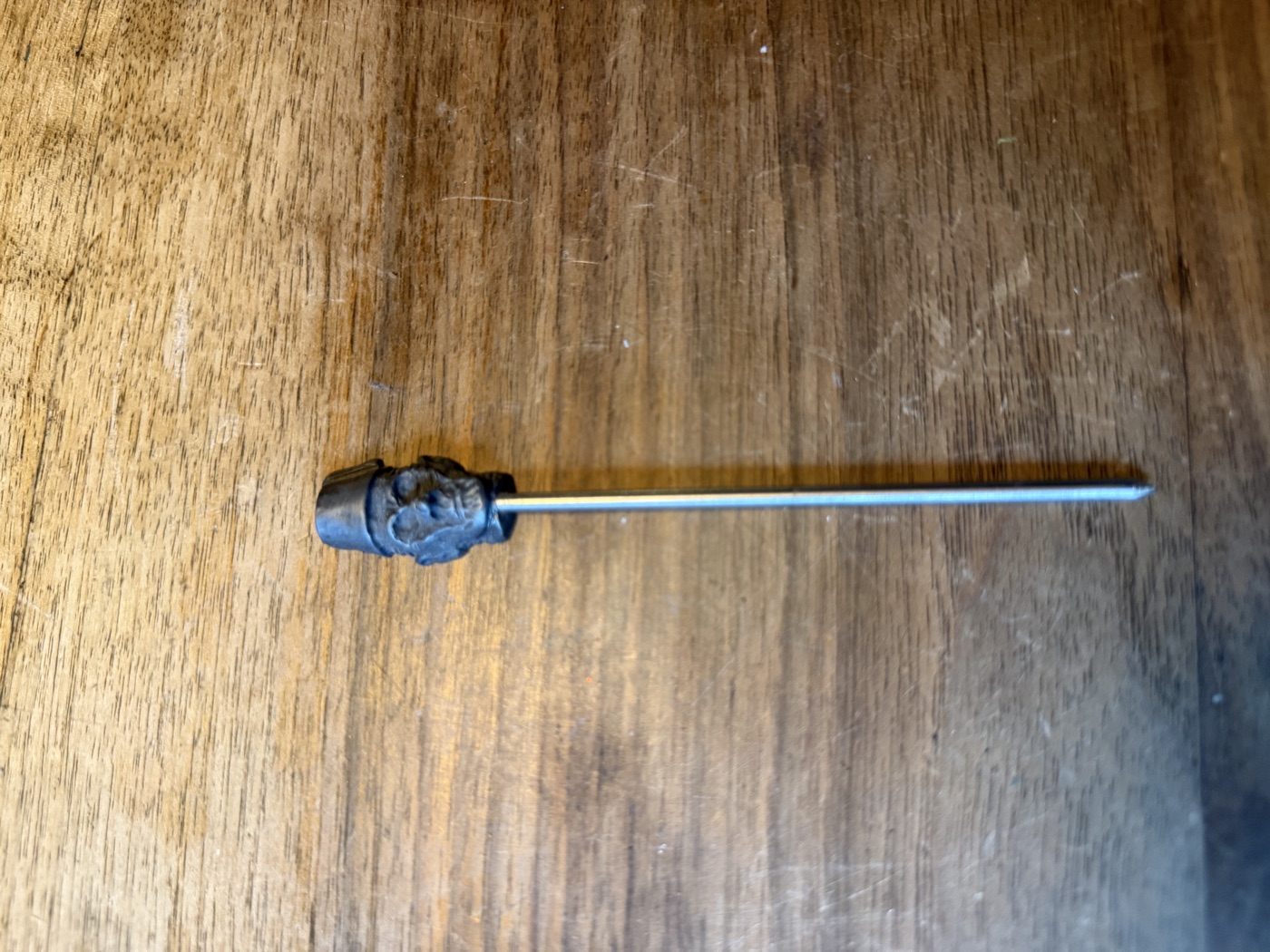 Lange Nadel mit geschnitztem Kopf