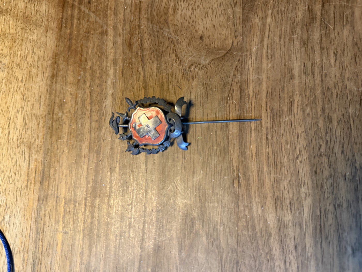 Anstecknadel mit Wappenschild