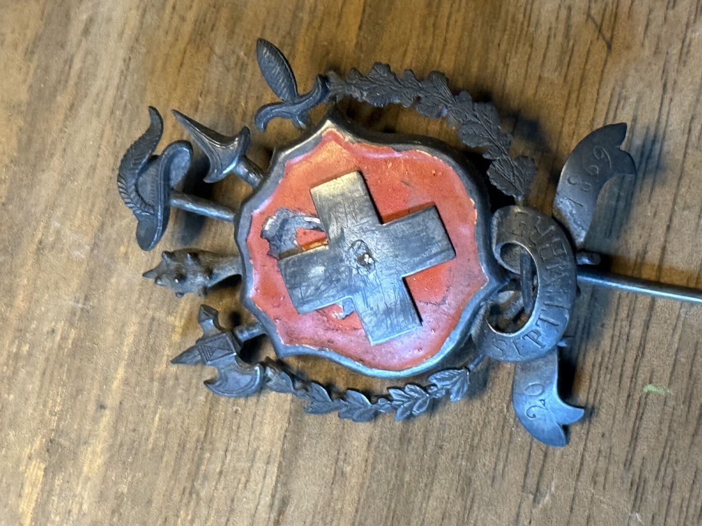 Abzeichen mit Schweizerkreuz