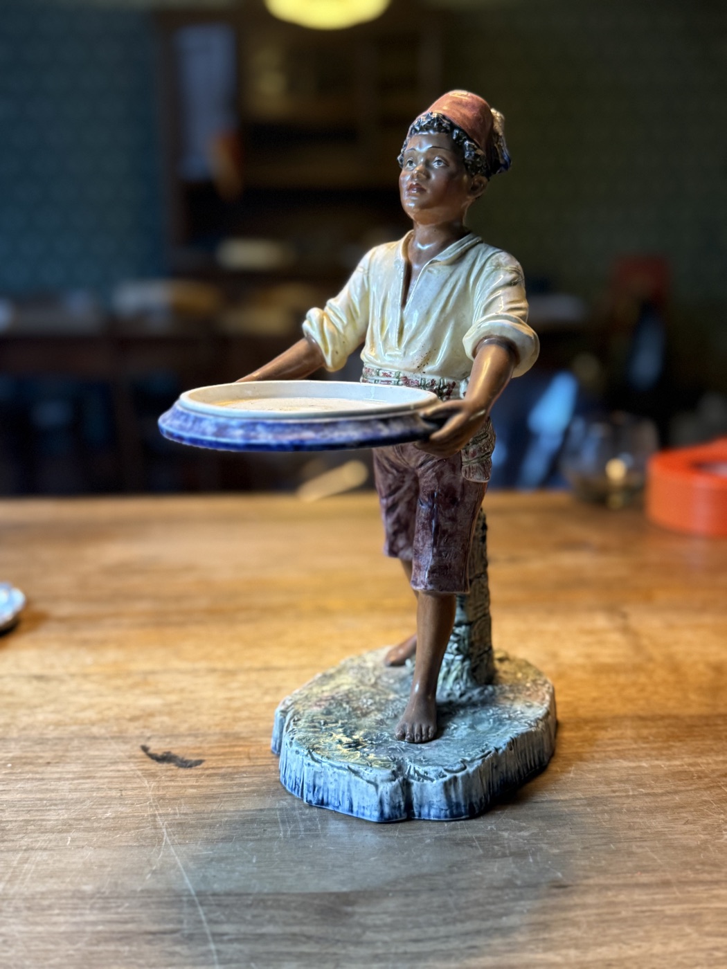 Figur eines Jungen mit Schale