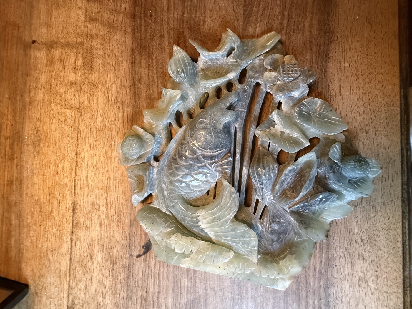 Serpentin-Schnitzerei «New Jade» · Karpfen im Lotus, 25 × 26 cm