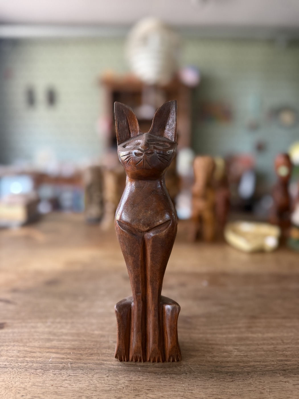 Katzenfigur aus Holz · geschnitztes Gesicht