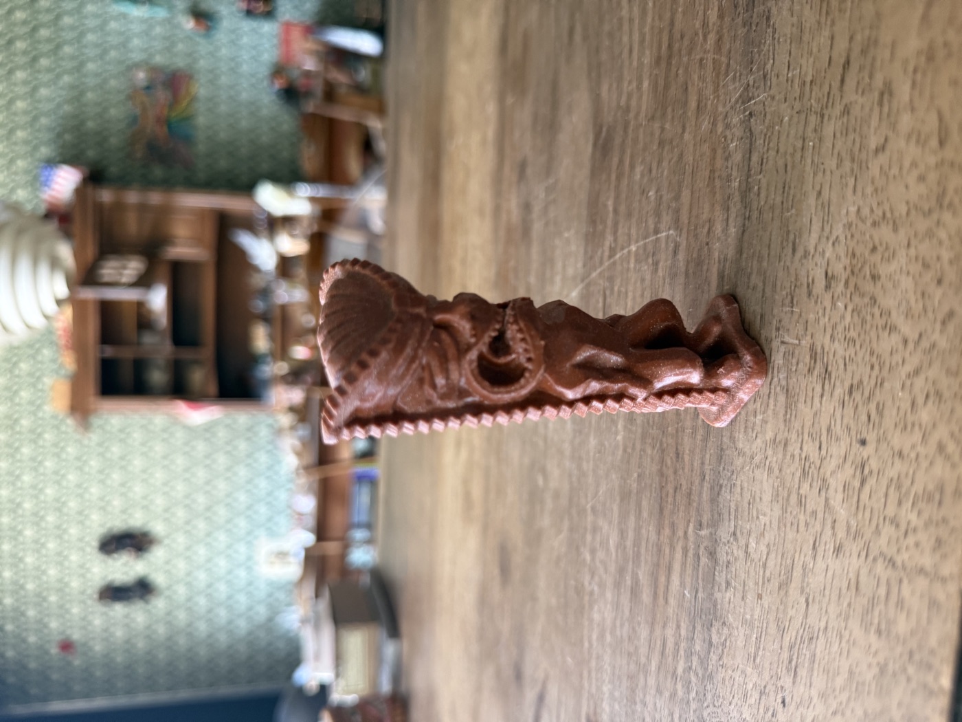 Stehende Tiki-Figur · rotbraun