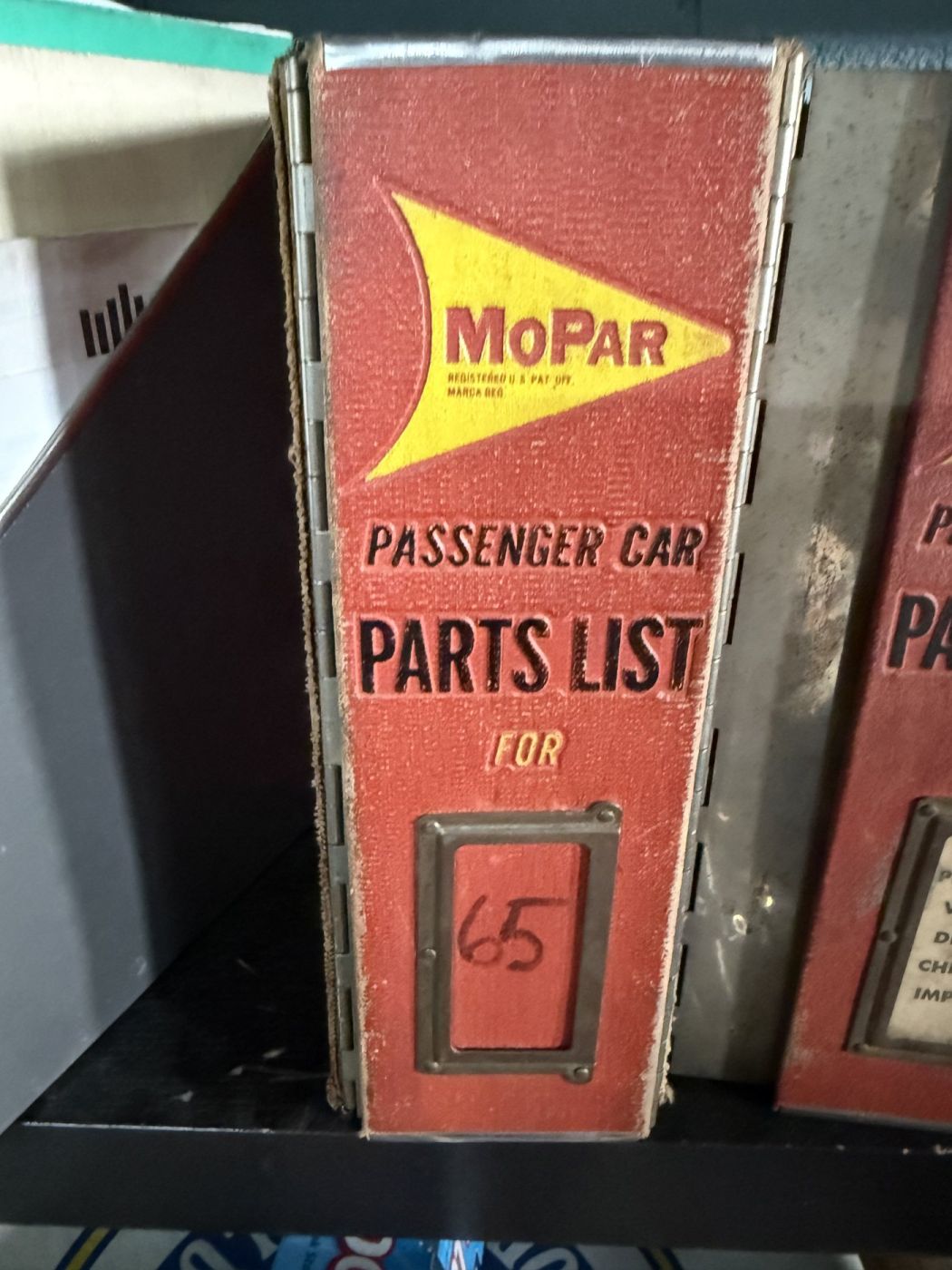 MoPar «Passenger Car Parts List» 1965, rotes Händler-Album
