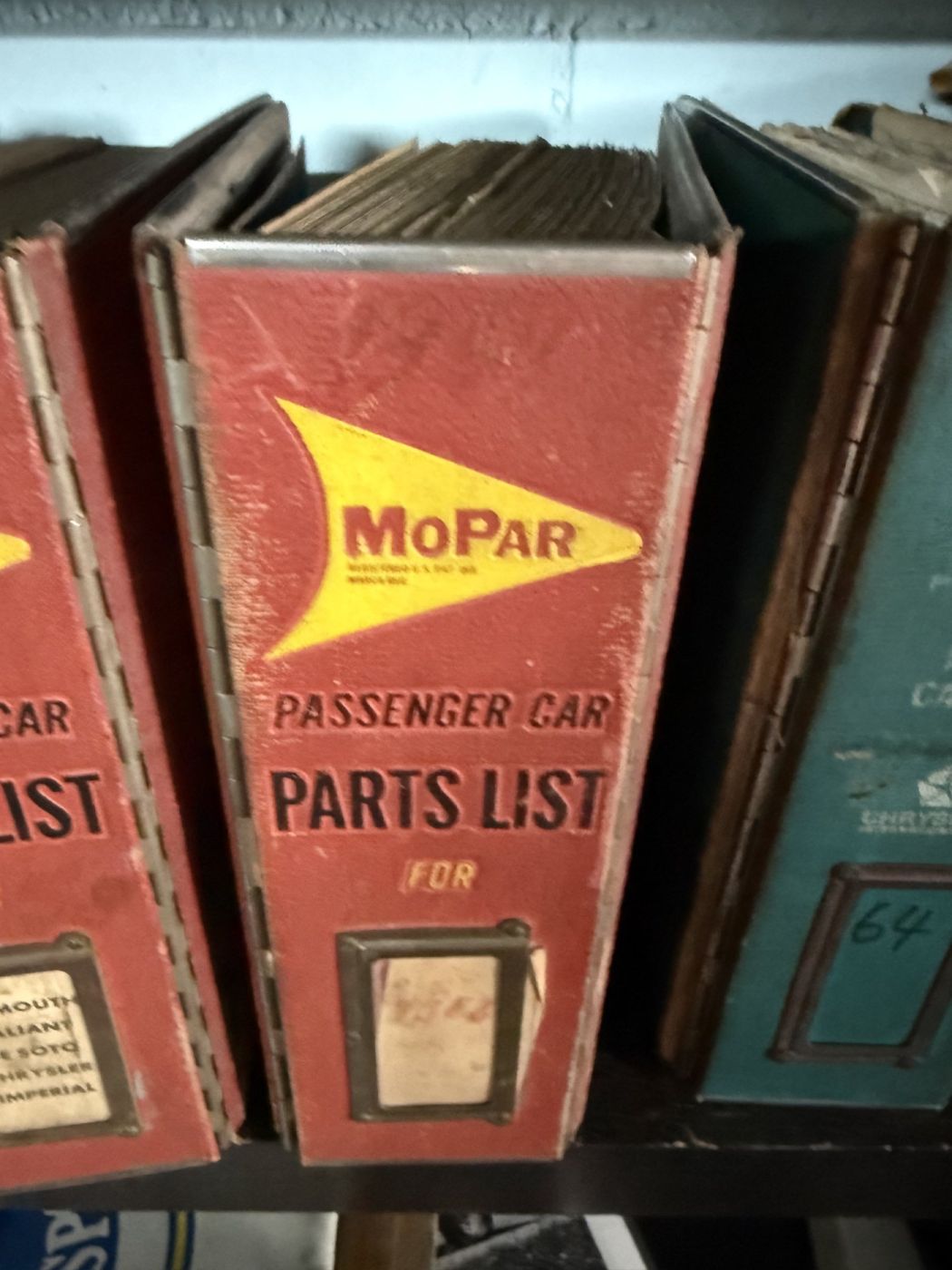 MoPar «Passenger Car Parts List», rotes Album (Jahr unleserlich)
