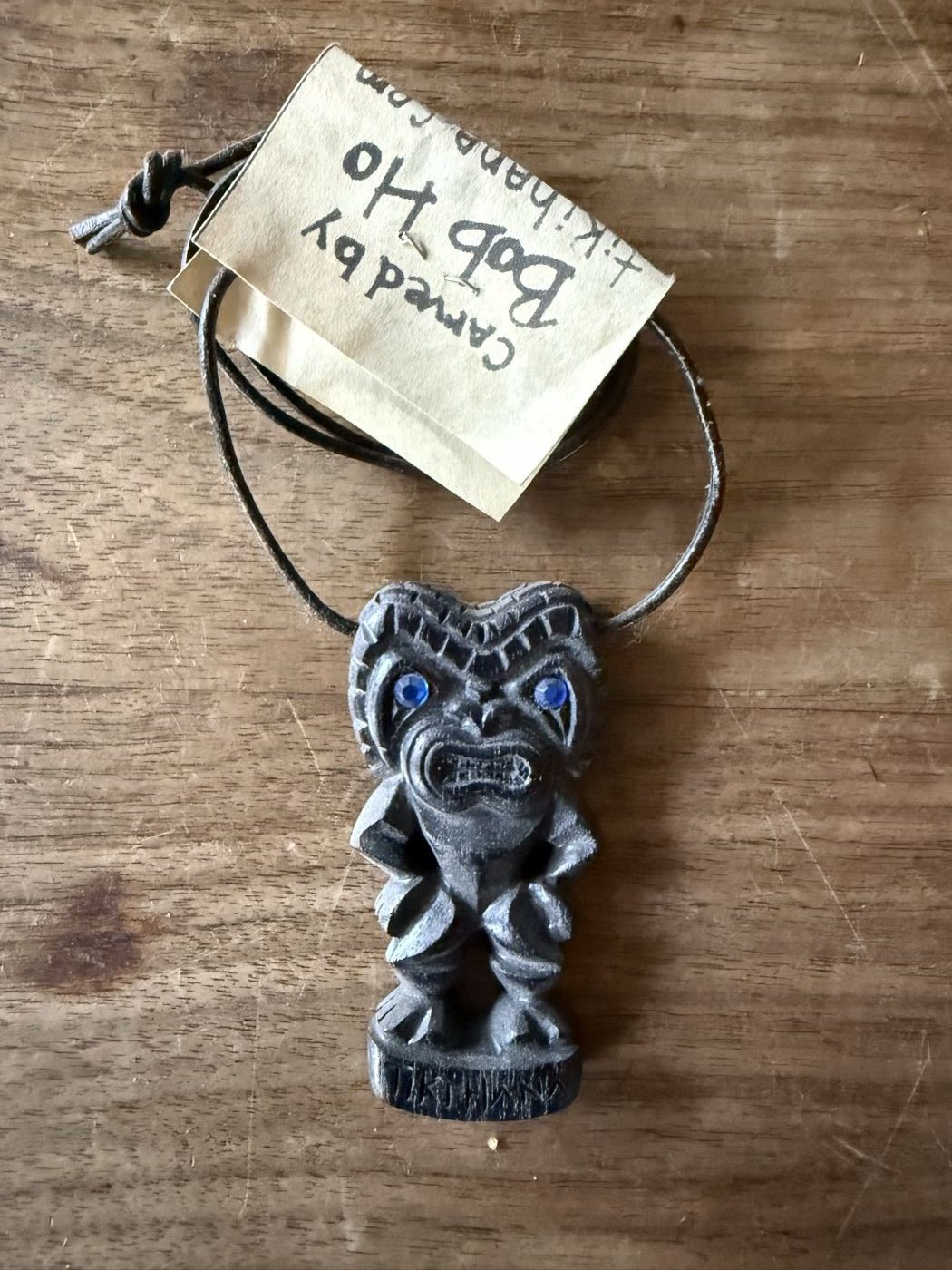 Tiki-Krieger, blaue Augen