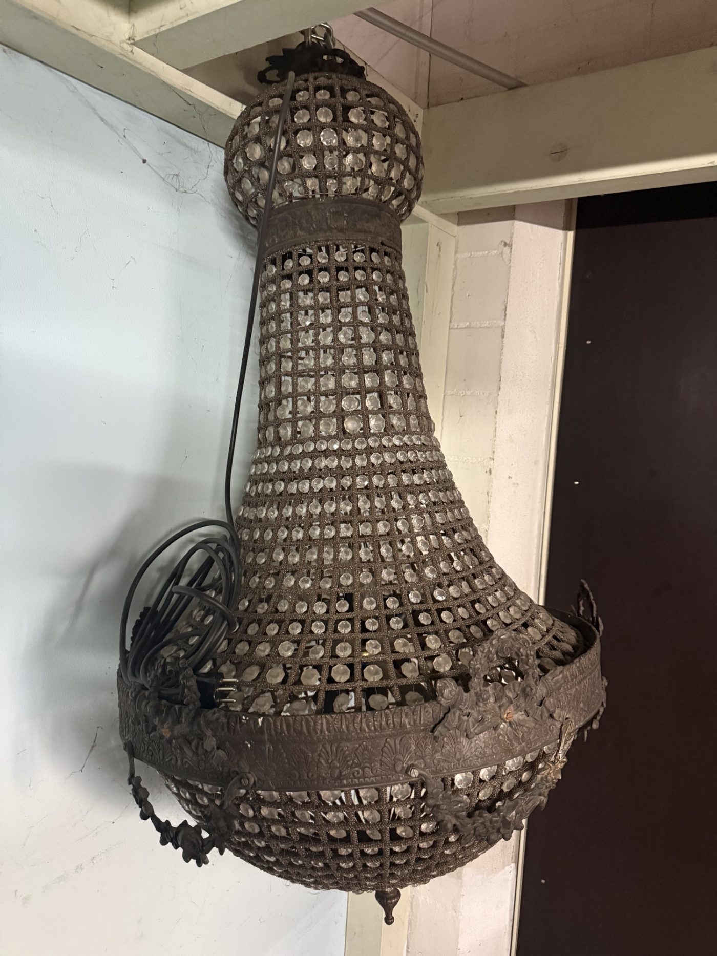 Korbleuchter im Empire-Stil · 120 cm, voller Kristallbehang