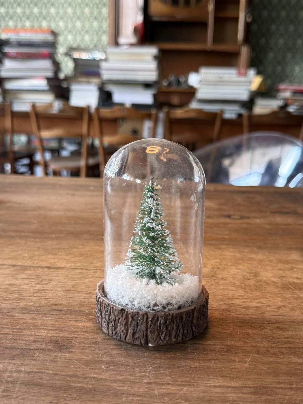 Glasglocke mit Tannenbaum · auf Rindensockel