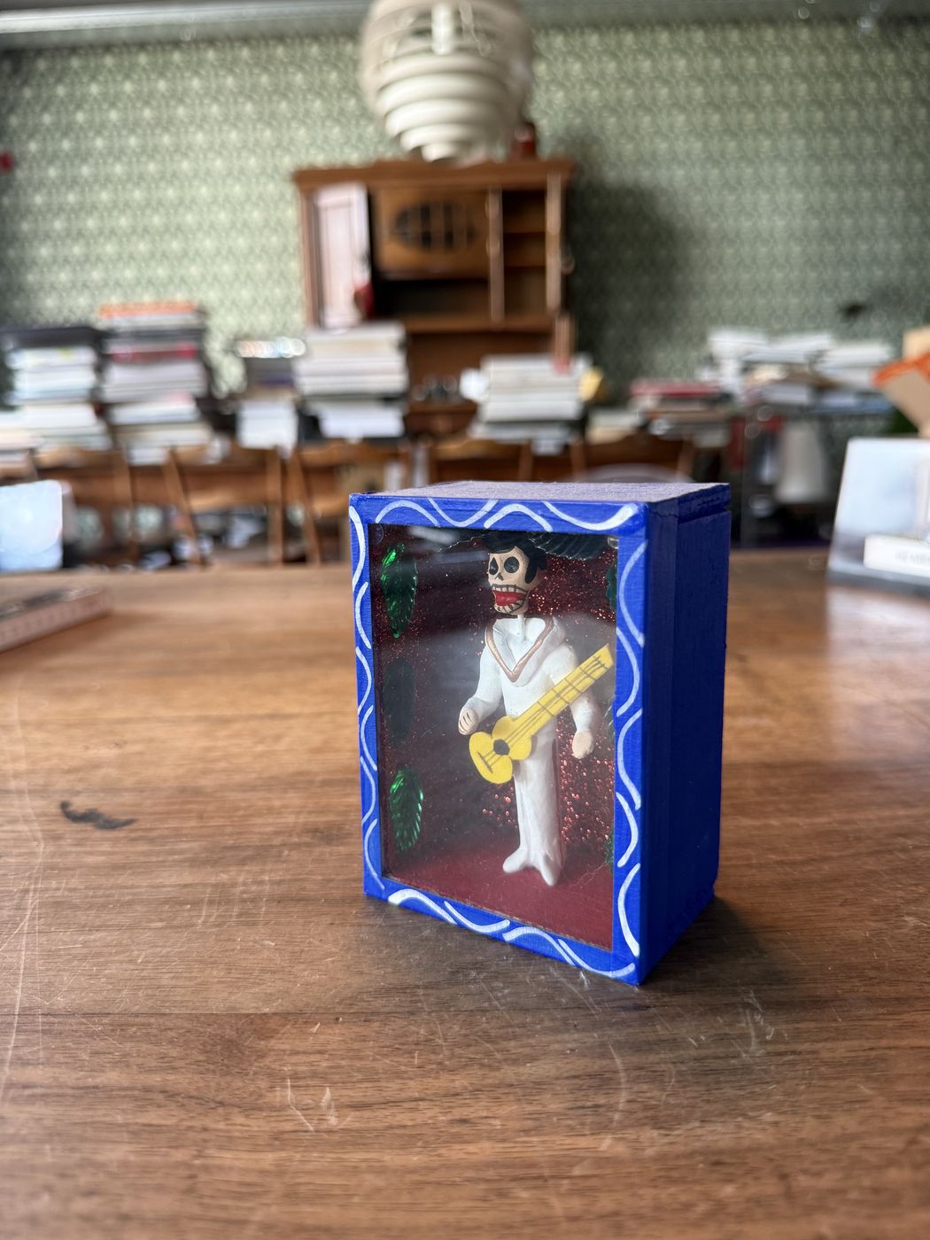 Elvis-Figur im blauen Schaukasten · 13 cm