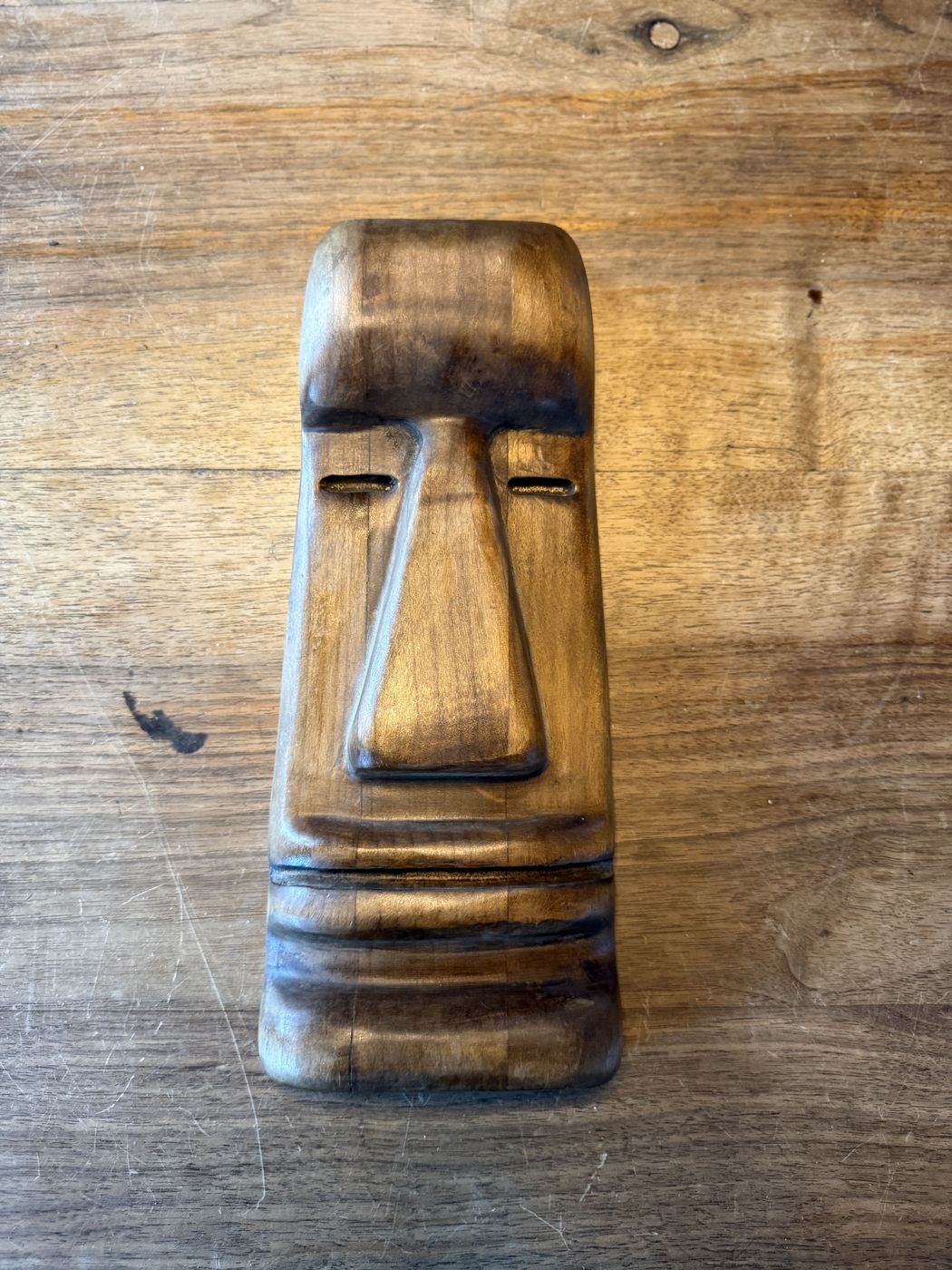Moai-Relief auf Holzbrett · 28 cm
