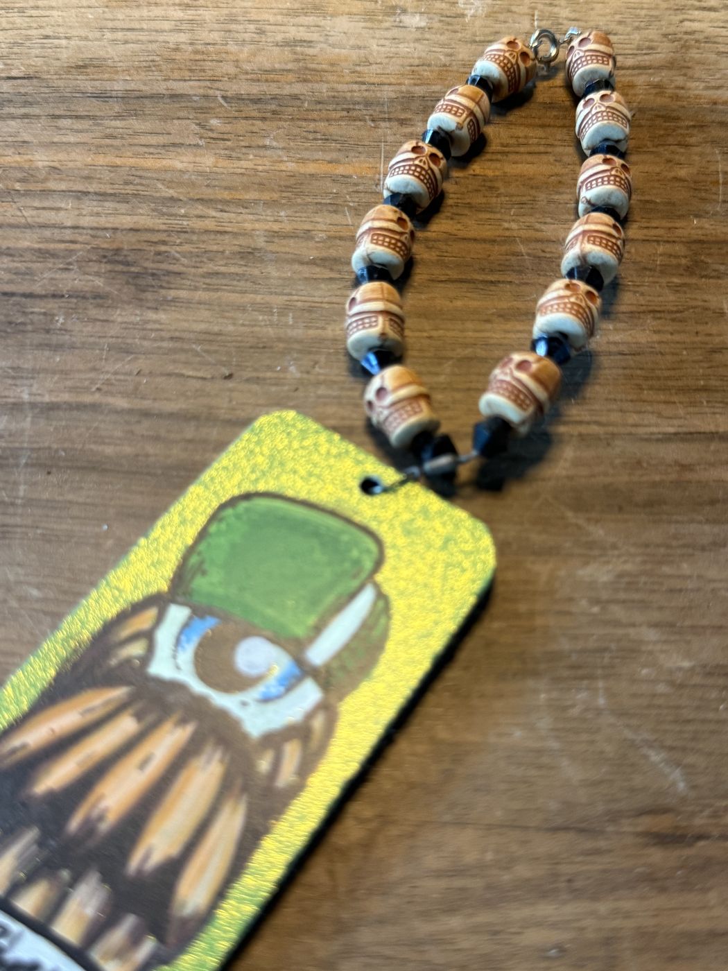 Tiki-Anhänger bemalt · an Perlenkette