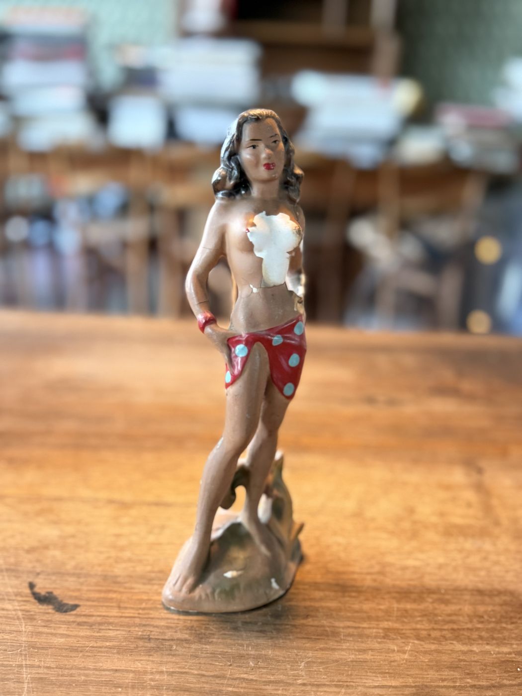 Pin-up-Figur im Bikini · bemalt