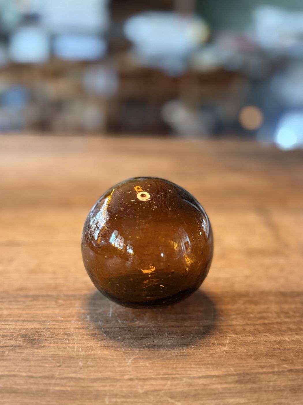 Glaskugel bernsteinfarben · mit eingeschlossenem Etikett