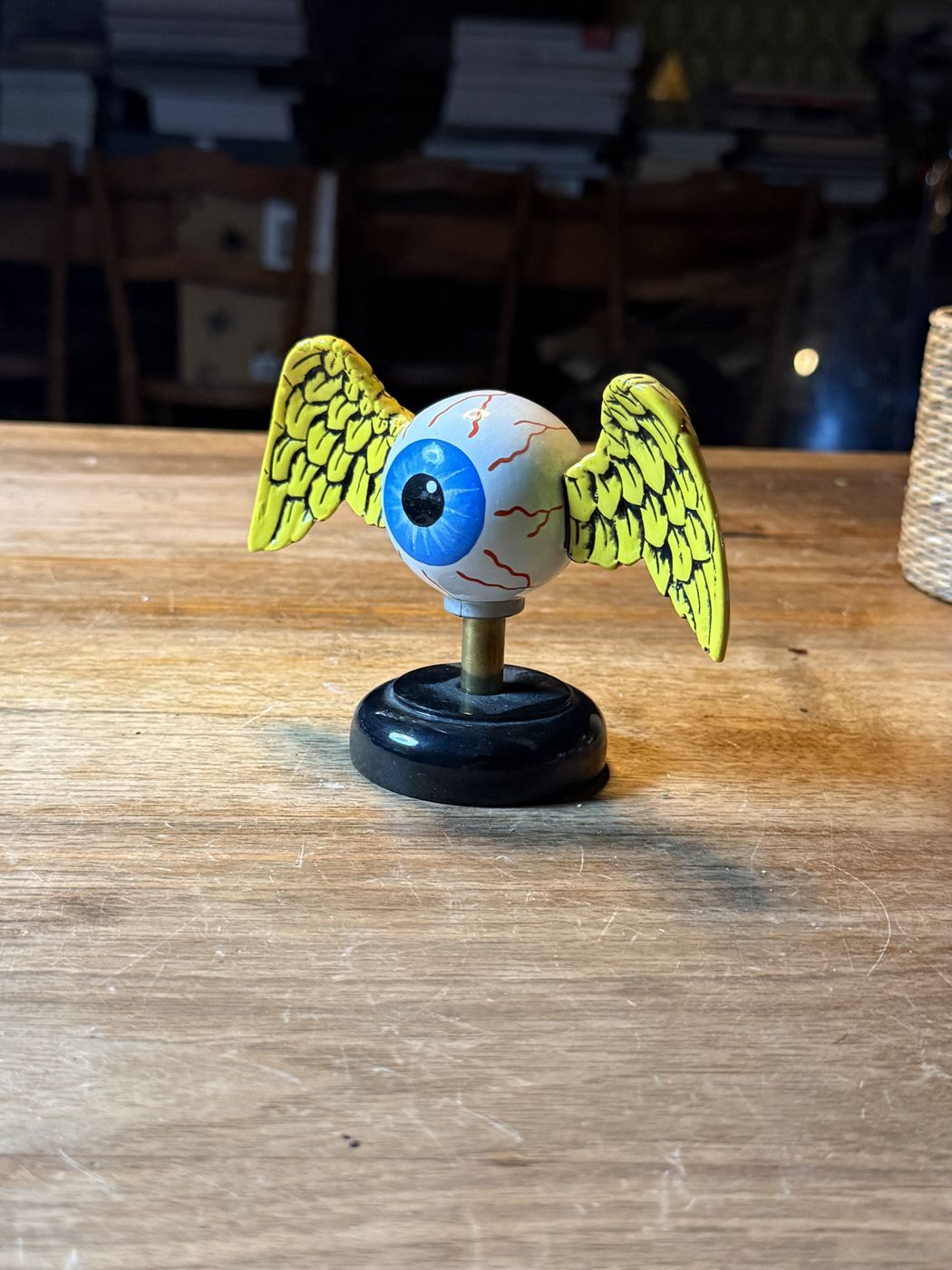 Flying Eyeball auf Sockel · Von-Dutch-Motiv