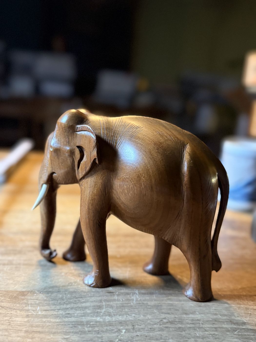 Elefant aus Holz · geschnitzt, hell