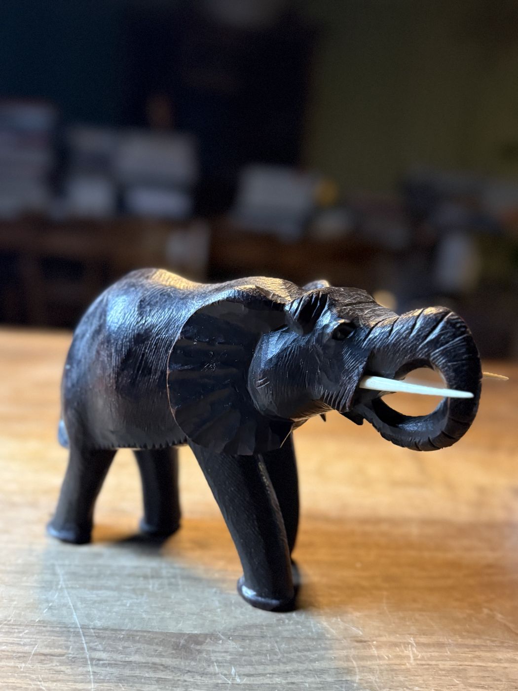 Elefant aus Holz · dunkel, Rüssel erhoben