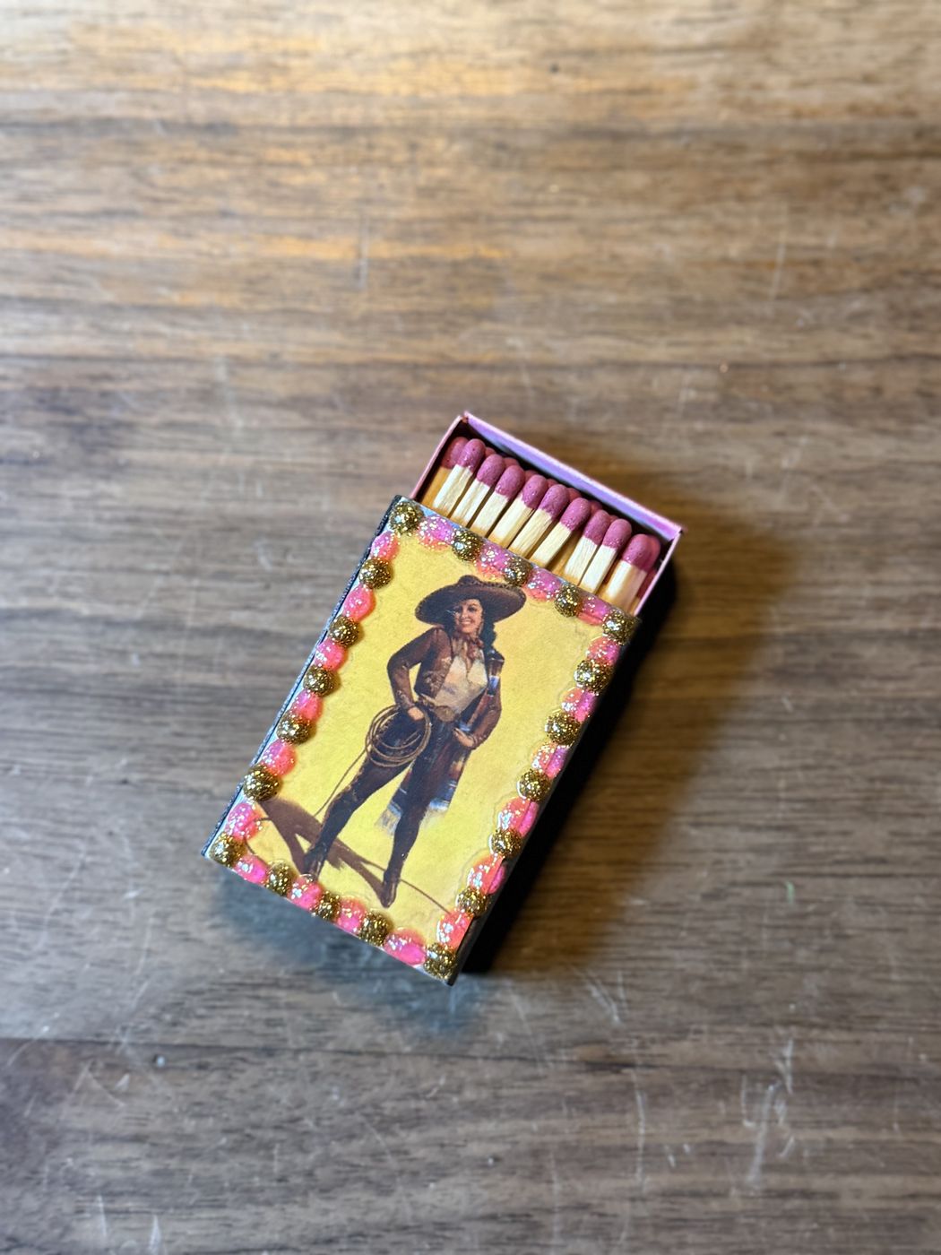 Streichholzschachtel mit Pin-up