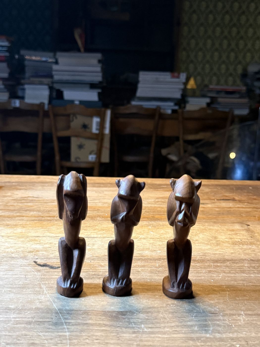 Drei Holzfiguren · stehend, geschnitzt