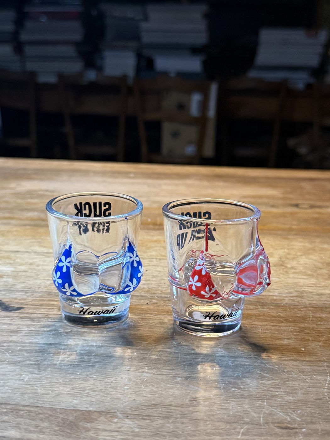 Zwei Schnapsgläser «SUCK 'EM UP»