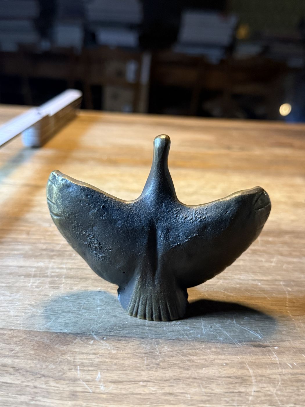 Vogel mit ausgebreiteten Flügeln · BAG Turgi