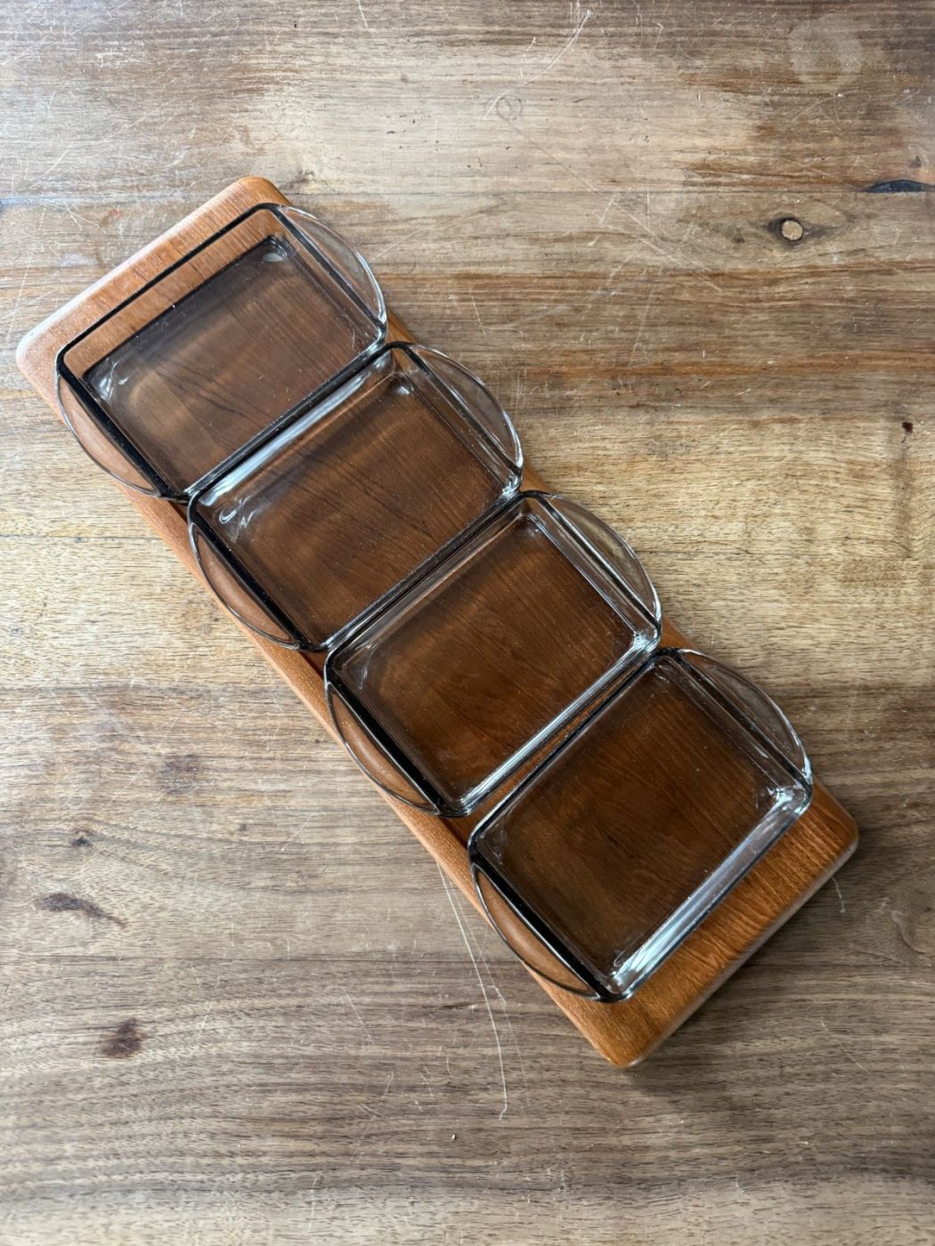 Teak-Tablett mit vier Glasschalen