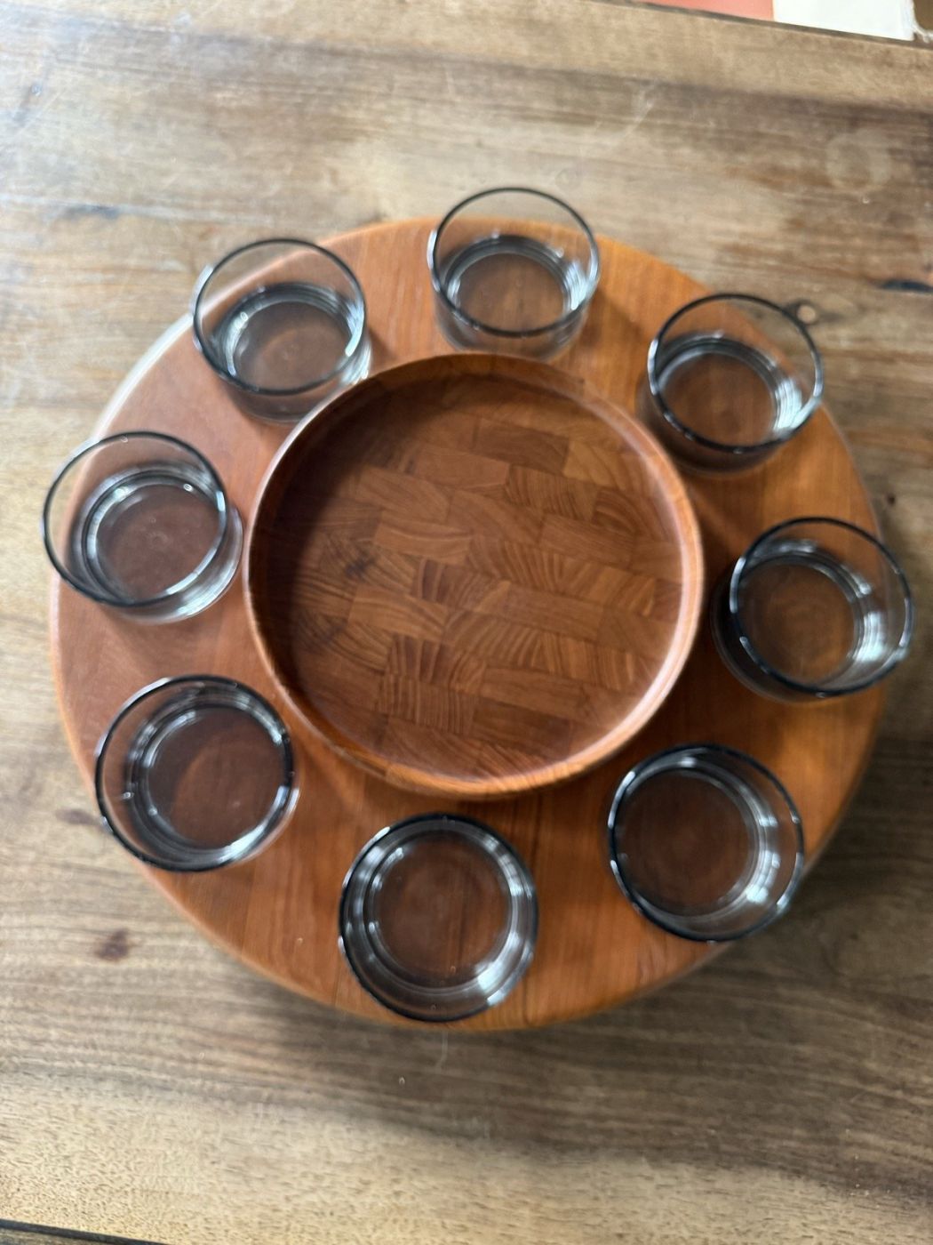 Runde Teak-Servierplatte mit acht Gläsern