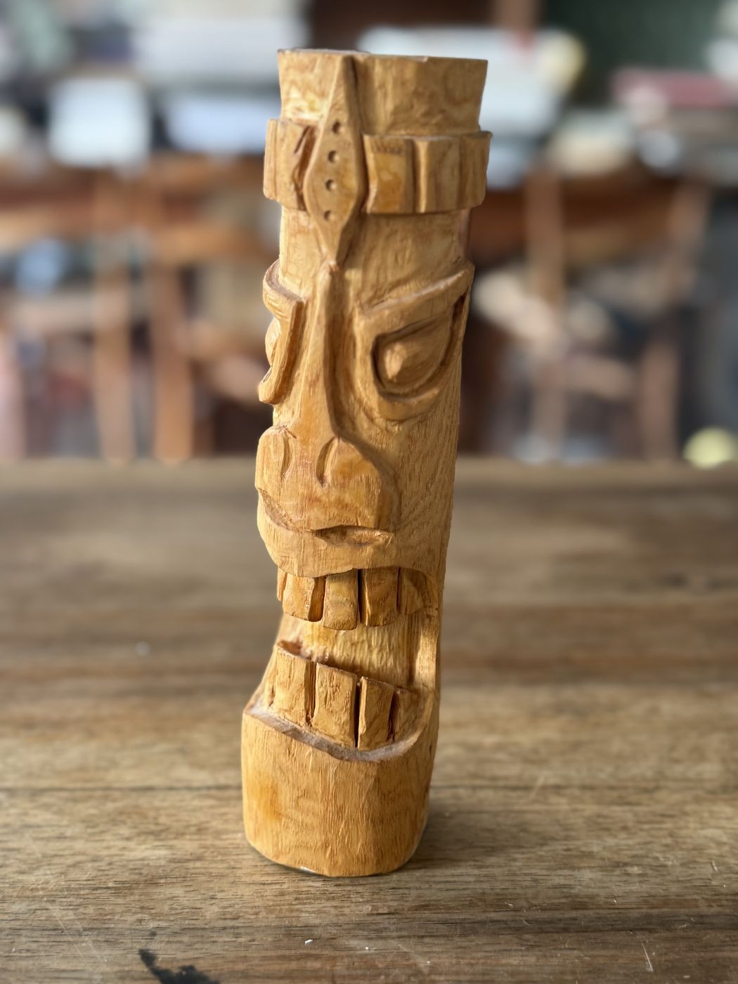 Tiki aus hellem Holz · 20 cm
