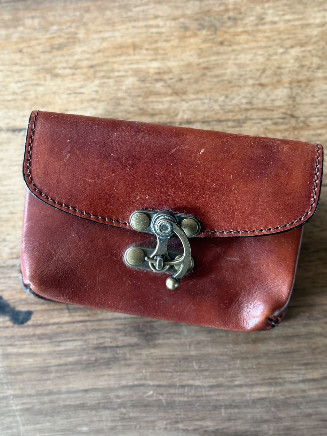 Gürteltasche aus Leder · 14 × 9 cm
