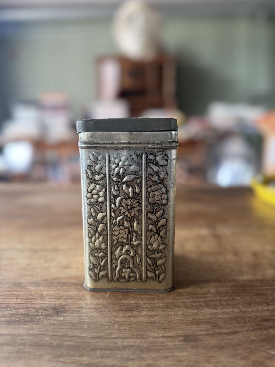 Teedose «Kaiser’s Kaffee-Geschäft» · geprägtes Blech