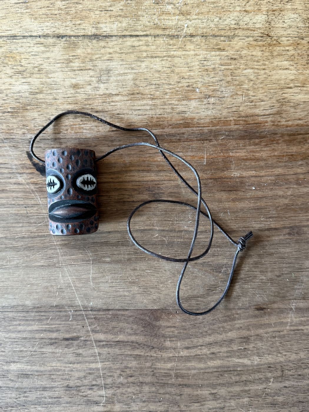 Tiki-Anhänger aus Holz · «Tiki Hana», 6 cm