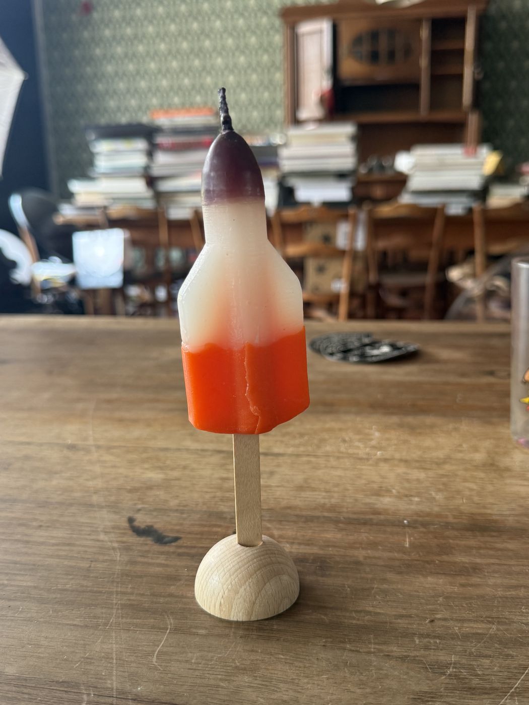 Kerze «Raketen-Glace» · auf Holzsockel