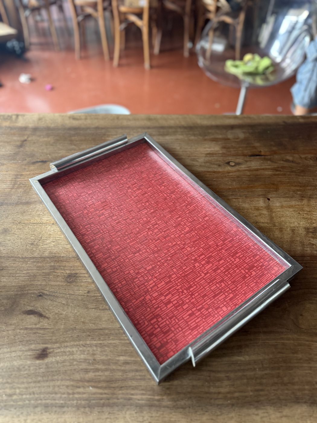 Tablett Chrom mit rotem Glas · 47 × 30 cm