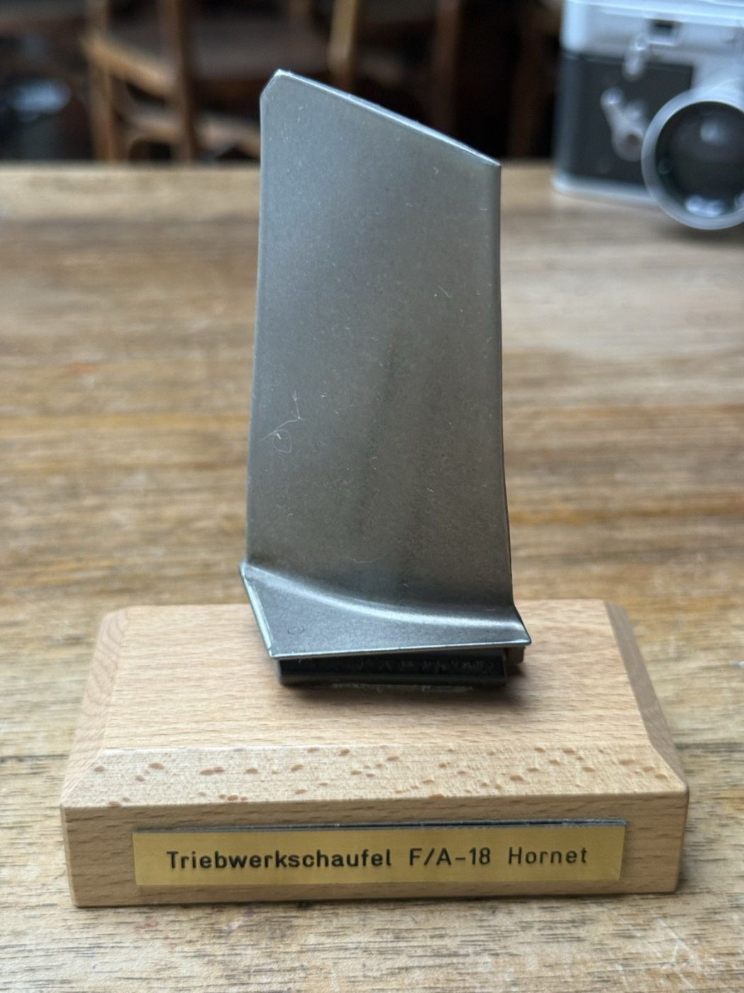 Triebwerkschaufel F/A-18 Hornet auf Sockel