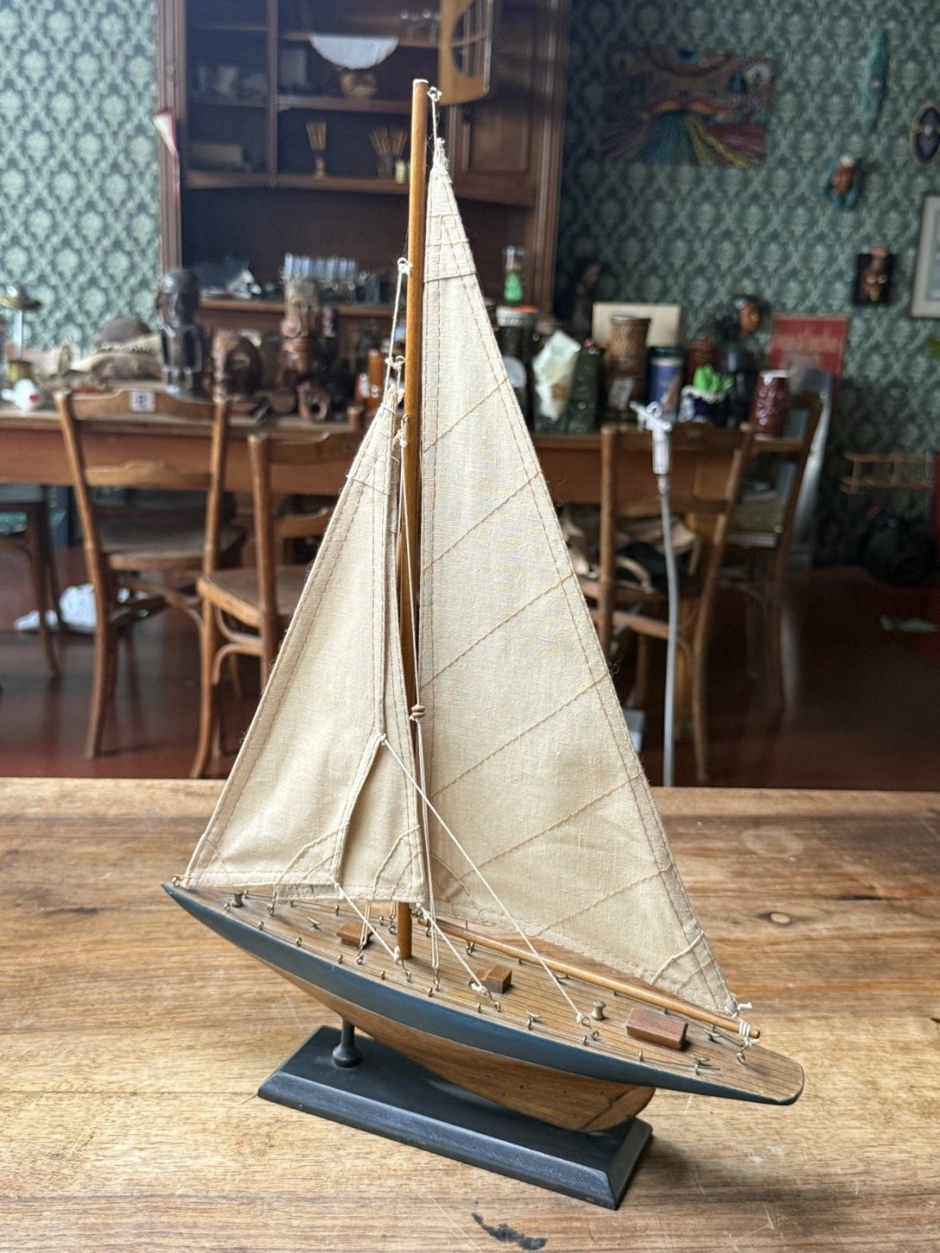 Segelyacht-Modell mit Stoffsegeln