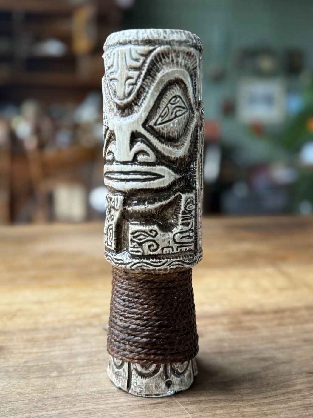 Gecko Rope Mug – Tiki mit Palmen-Relief