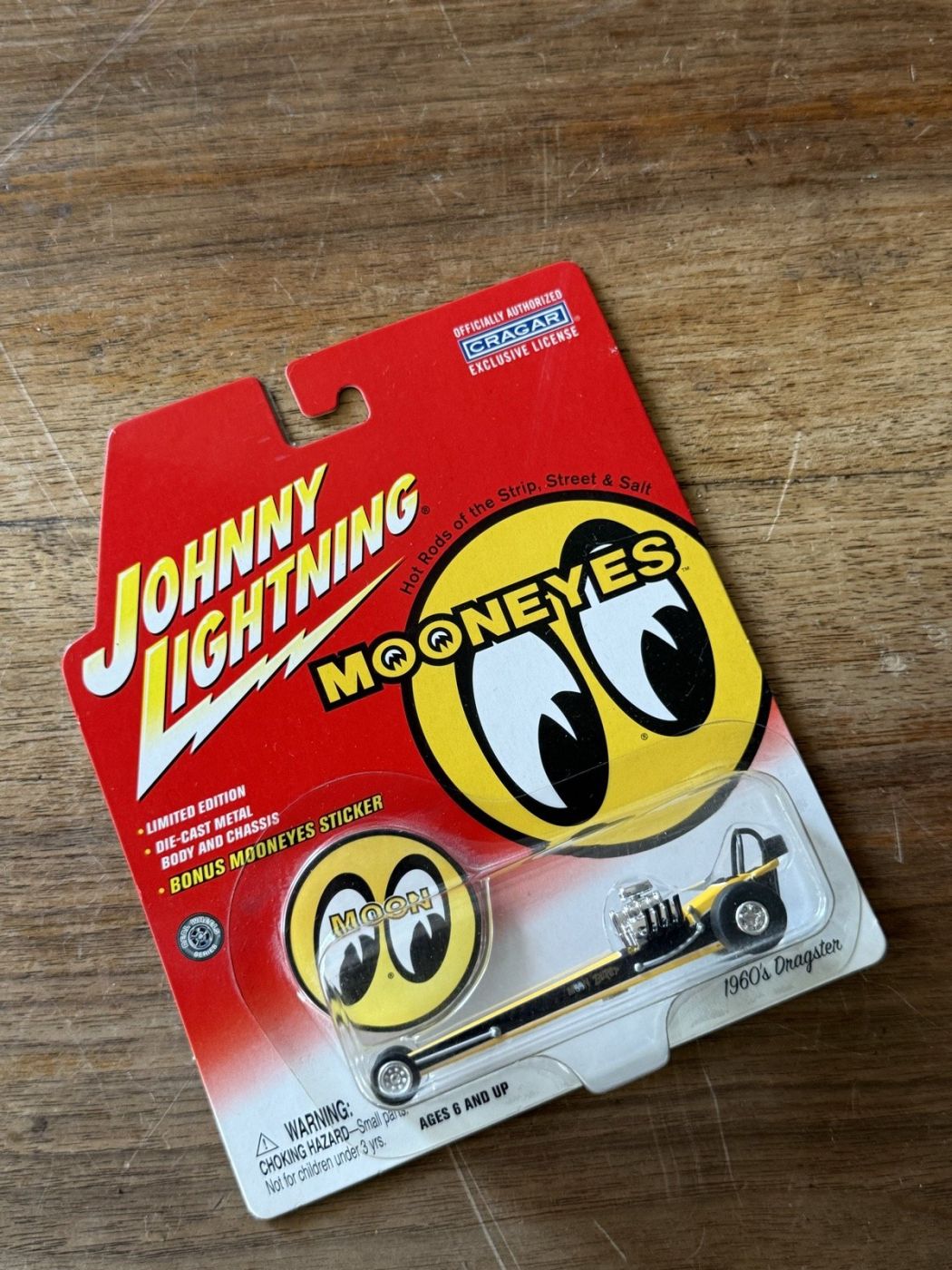 Johnny Lightning MOONEYES Dragster, Blisterkarte