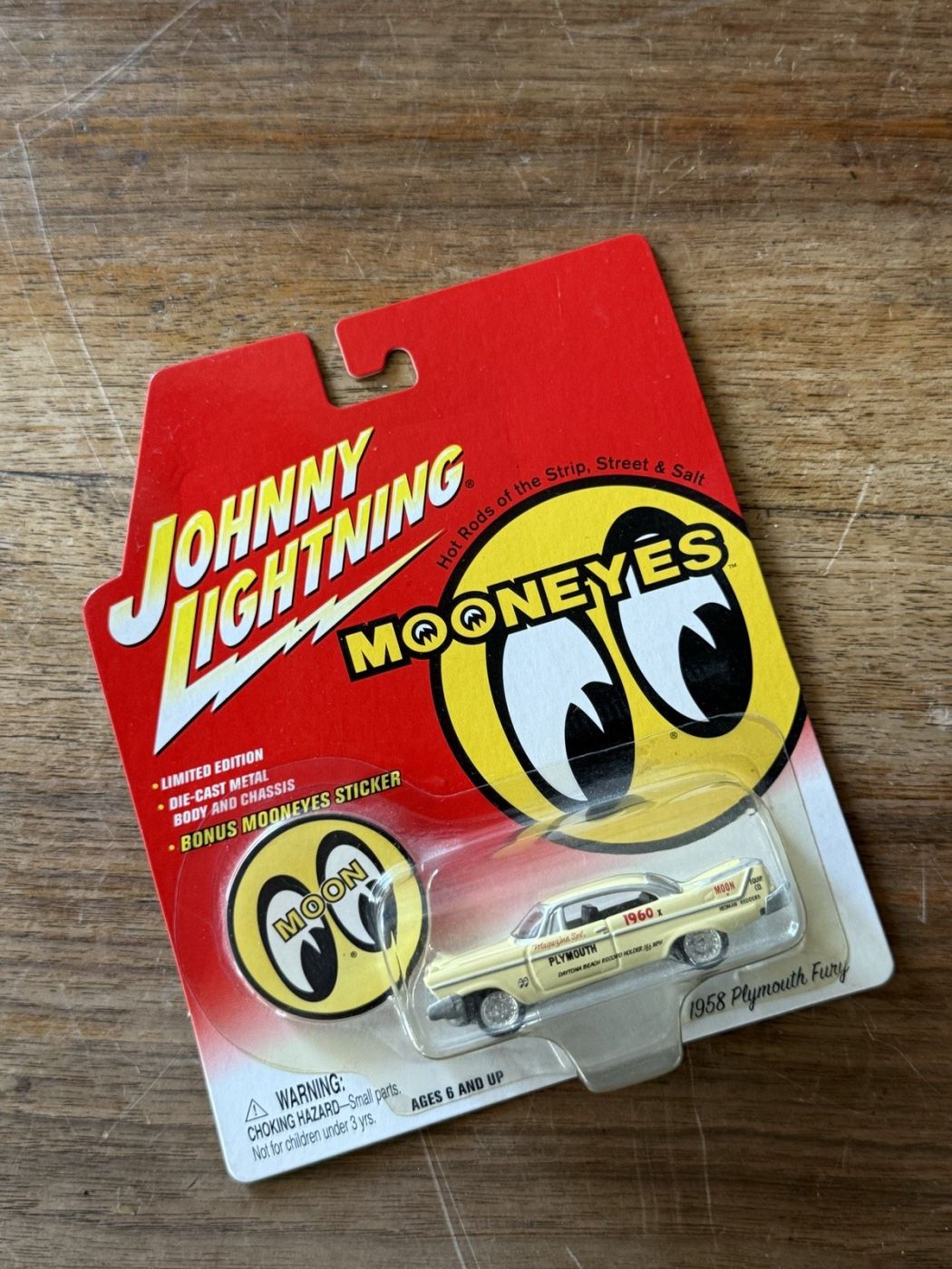 Johnny Lightning MOONEYES Plymouth Fury 1958, Blisterkarte