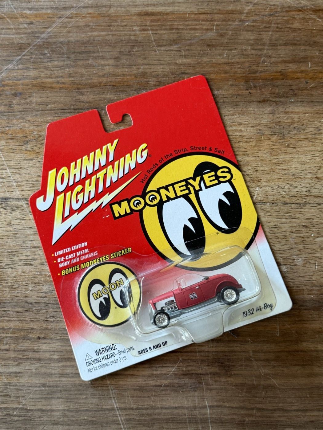 Johnny Lightning MOONEYES Hot Rod rot, Blisterkarte