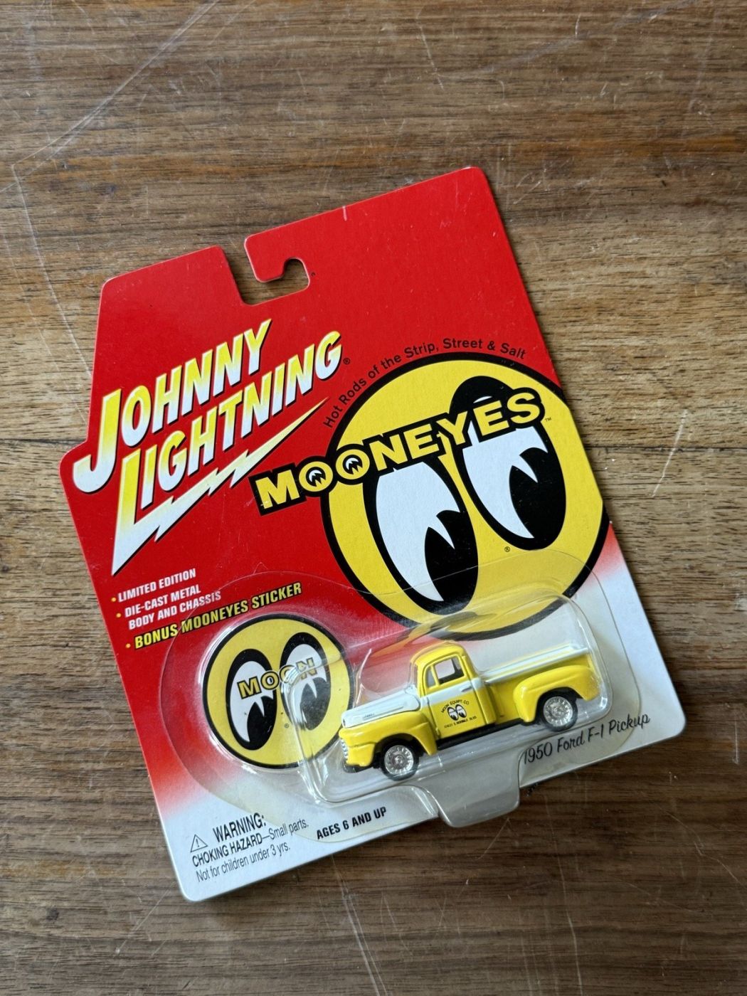 Johnny Lightning MOONEYES Ford F-100 Pickup, Blisterkarte