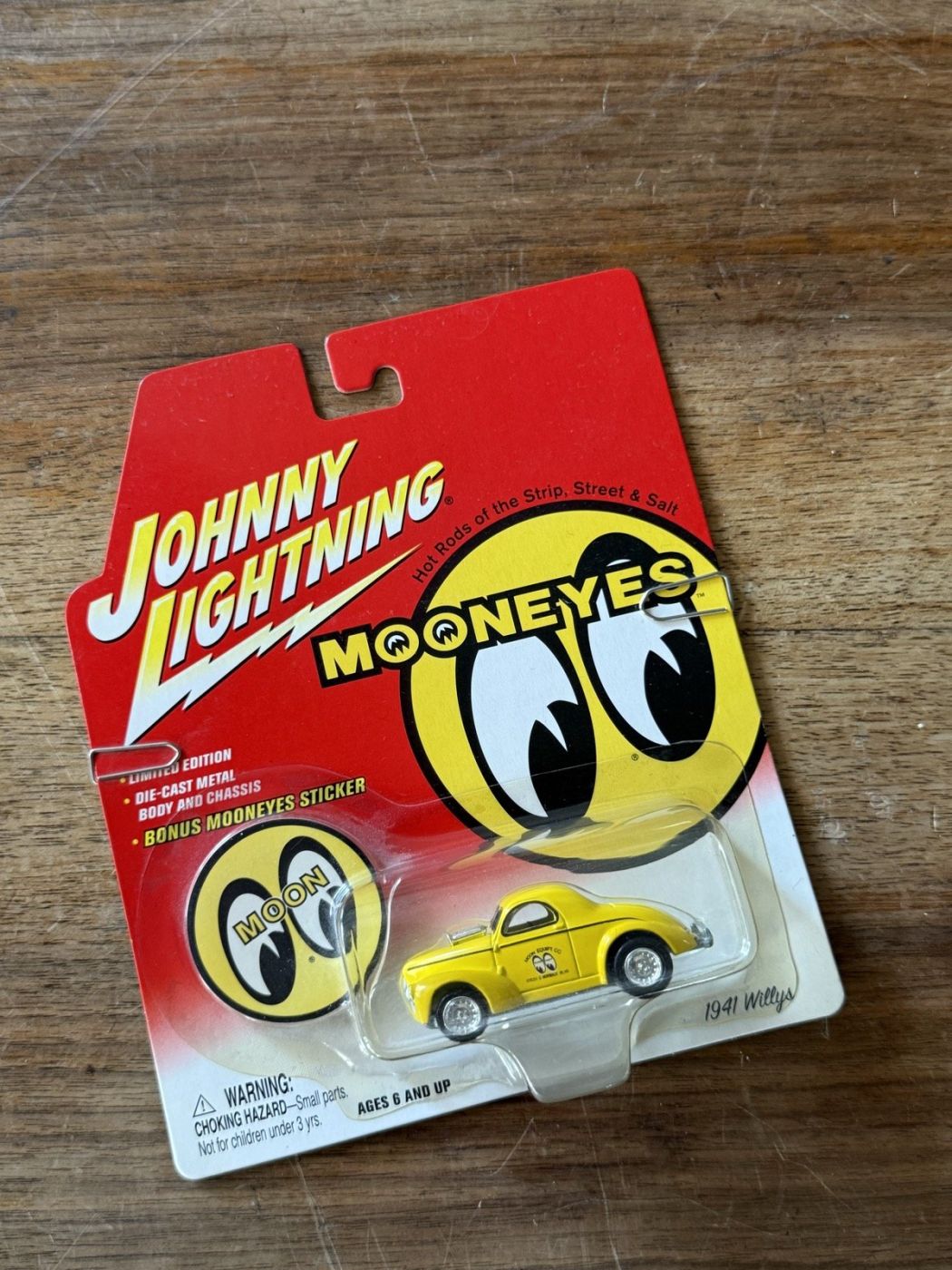 Johnny Lightning MOONEYES gelb, Blisterkarte